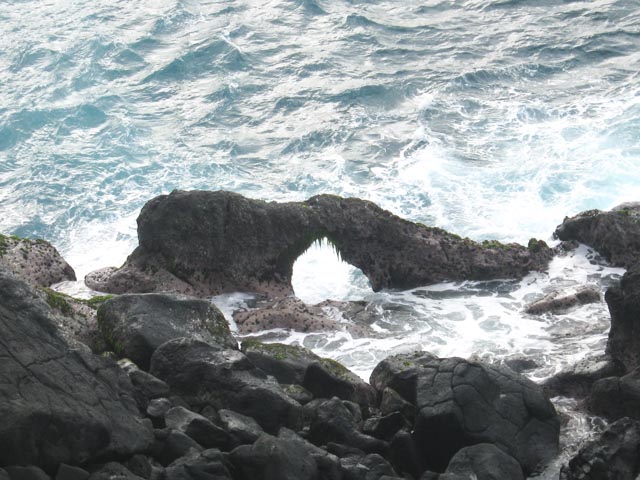 L'arche naturelle près de l'enceinte du RSMA
