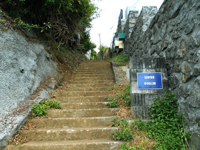 L'escalier du sentier Roullin débute par de très courtes marches