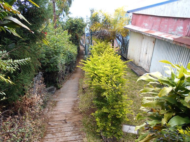 Il passe devant quelques cases modestes