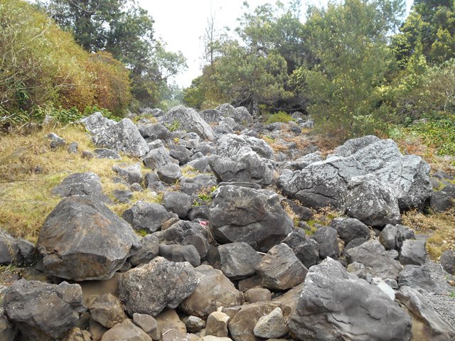 Une ravine au fond couvert de rochers