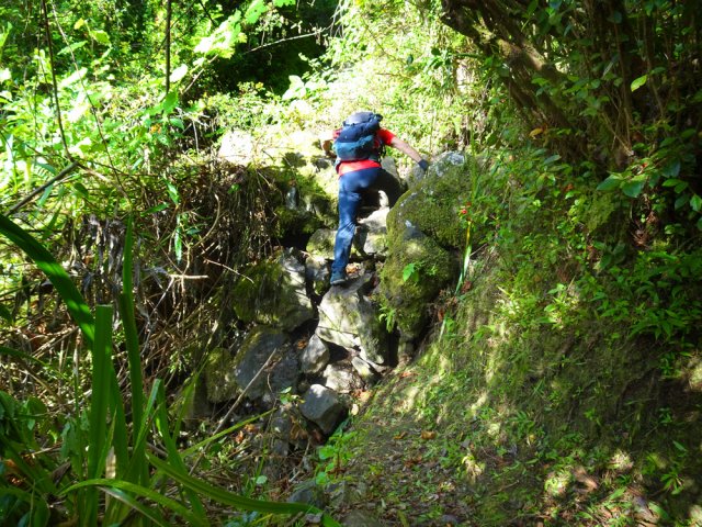 Rares passages demandant d'escalader des roches ou de franchir des ravines