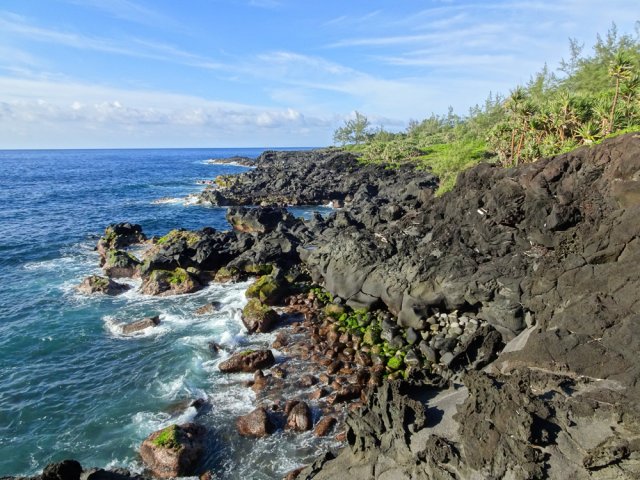 La mer sculpte perpétuellement les falaises