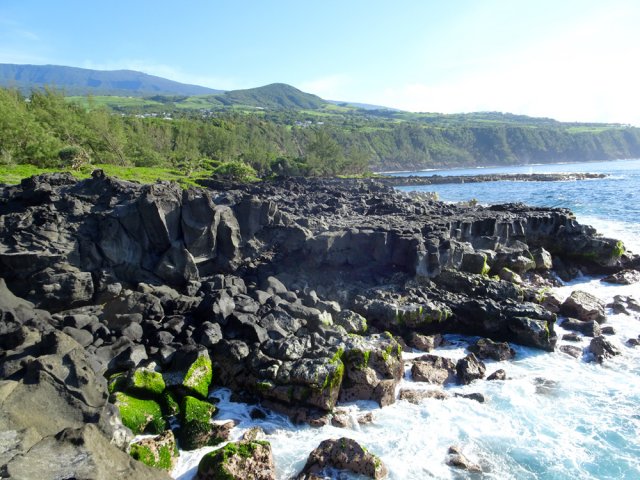 La vue porte toujours sur la mer et les flancs du volcan