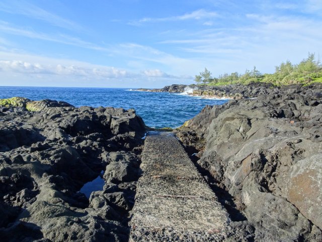 La bande bétonnée de la marine pour mettre les bateaux à l'eau