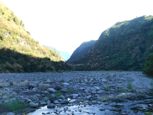 Arrivée dans le lit du Bras de Cilaos recouvert de galets