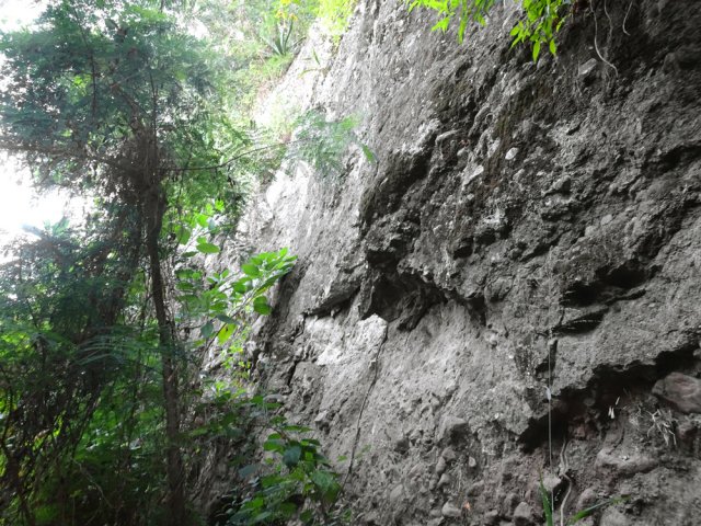 La barre rocheuse se contourne par la gauche