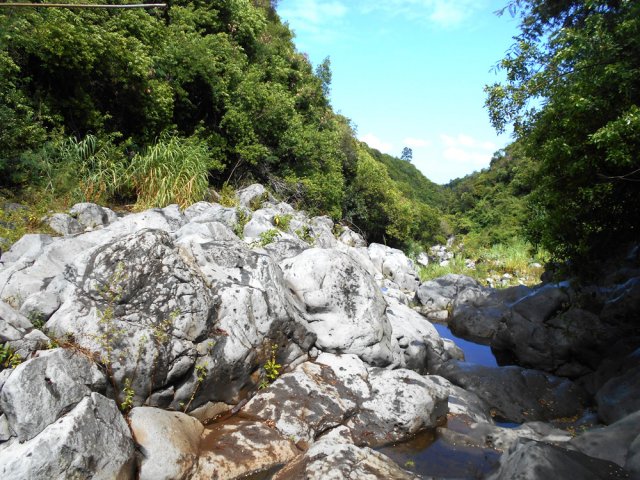 Le sentier traverse la Ravine Jean Payet sur de larges plaques basaltiques