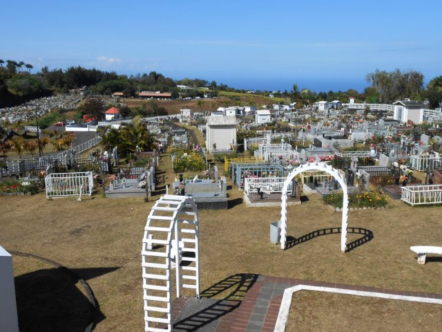 Le vaste cimetière du Tampon qu'on longe et qu'on peut traverser