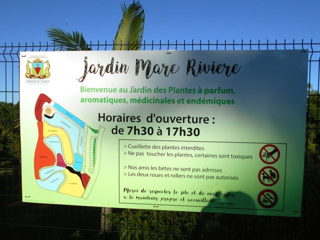 Arrivée au Jardin aromatique Marc Rivière, qui ouvre à 7h30
