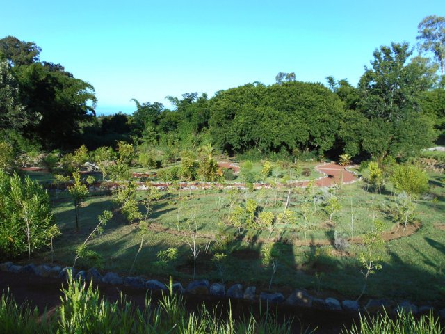 Même avec les grilles fermées, on peut voir le jardin