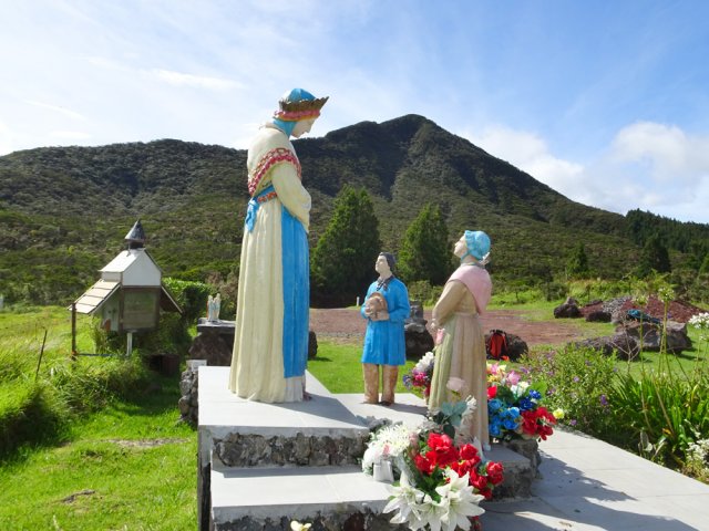 Notre Dame de La Salette (ou Notre Dame des Fougères) veille sur le piton
