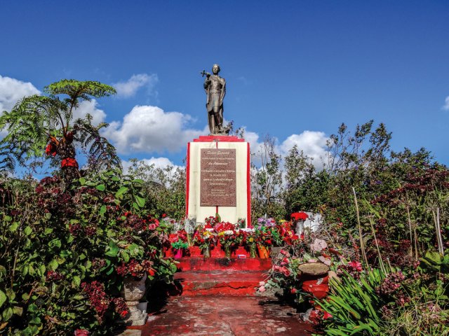 Poursuivre sur 200 m après la Soucoupe Volante pour atteindre cet imposant St-Expedit