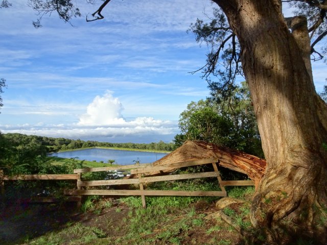 Vue sur la réserve d'eau depuis une aire de repos