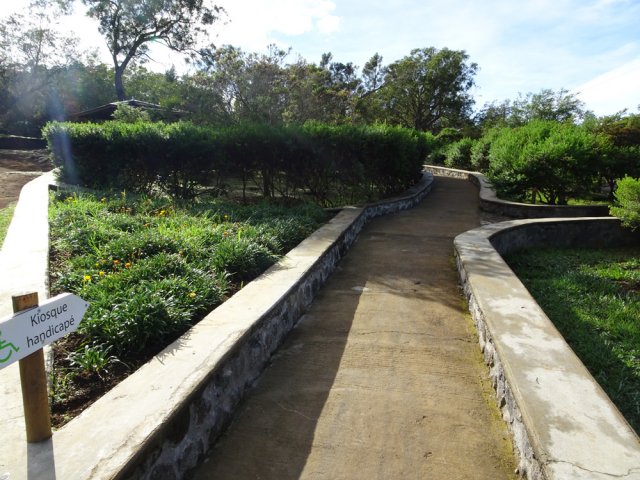 Une zone pour fauteuils roulants attend les pique-niqueurs