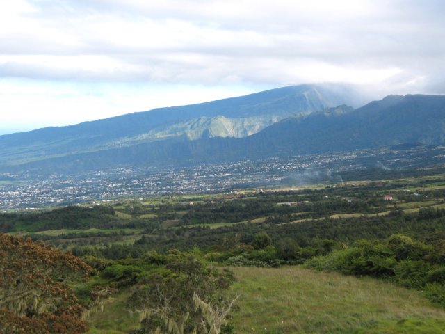Larges panoramas sur le Tampon en début de descente