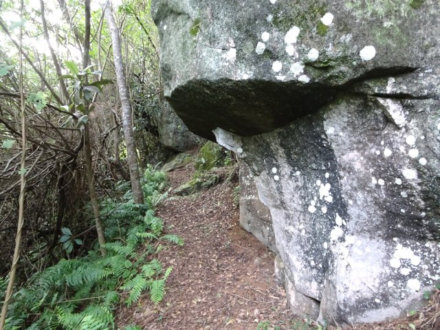 Les roches bordent le sentier sur une bonne partie du trajet