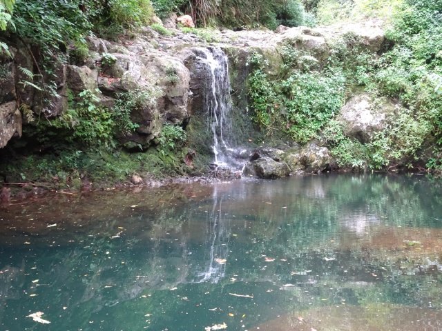 Passage au plus près du bassin parfois alimenté d'une courte chute