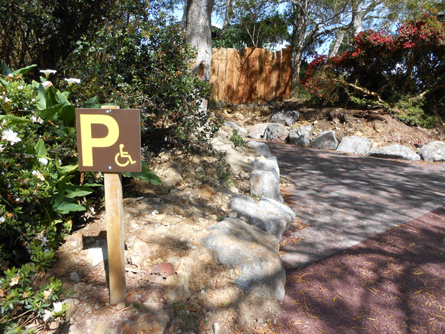 Le parking entouré de ses gravillons de pierre ponce rouge