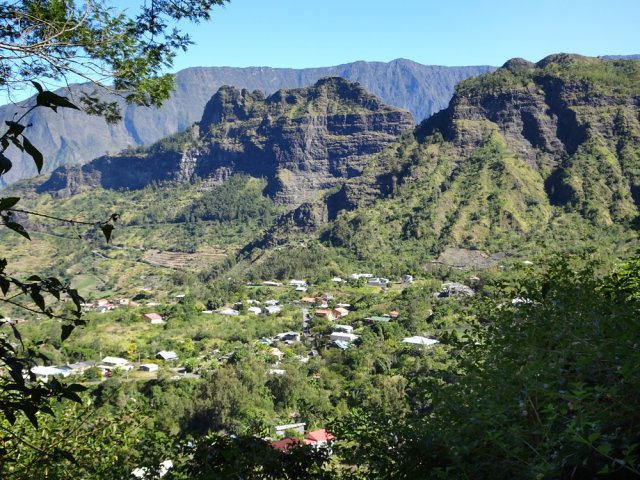 Points de vue sur le village depuis les trouées dans la végétation