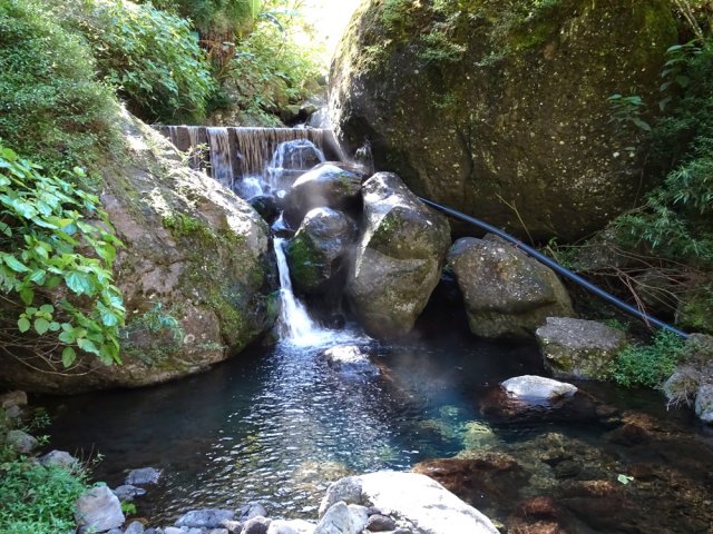 Franchissement du gué près du captage de la Ravine des Calumets