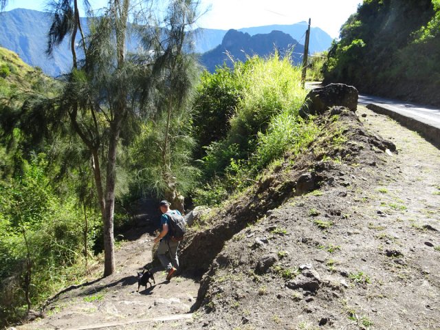 Départ du sentier de Bois Rouge le long du Bras Calebasse