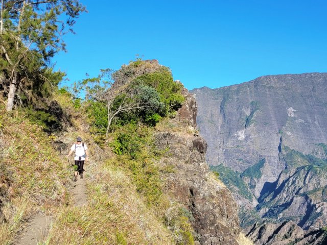 On quitte le promontoire pour poursuivre vers Gueule Rouge
