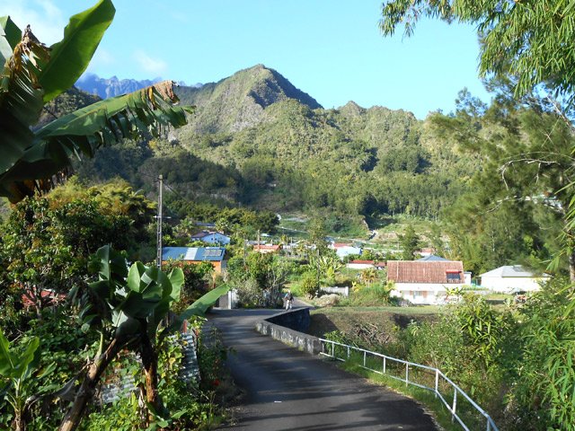 Le Chemin du Plateau. Prendre à droite vers le Chemin Bègue pour rejoindre le parking
