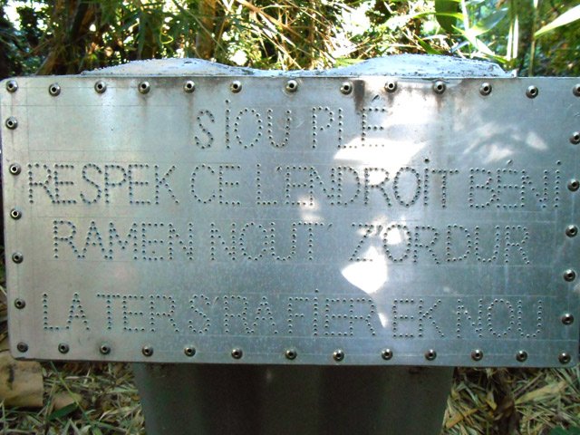 S'il vous plait, respectez cet endroit béni. Ramenons nos ordures. La terre sera fière de nous