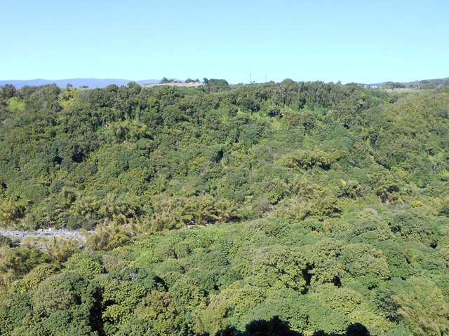 La vallée de la rivière et le village du Cratère en hauteur