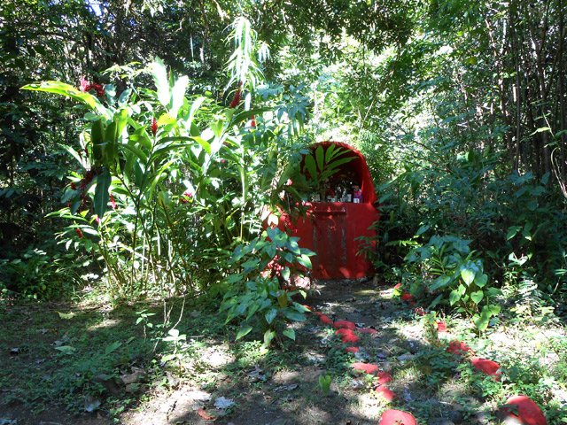 L'oratoire rouge dédié à Saint-Expédit