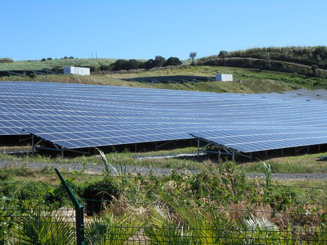 Le parking est entouré de plus en plus de fermes photovoltaïques