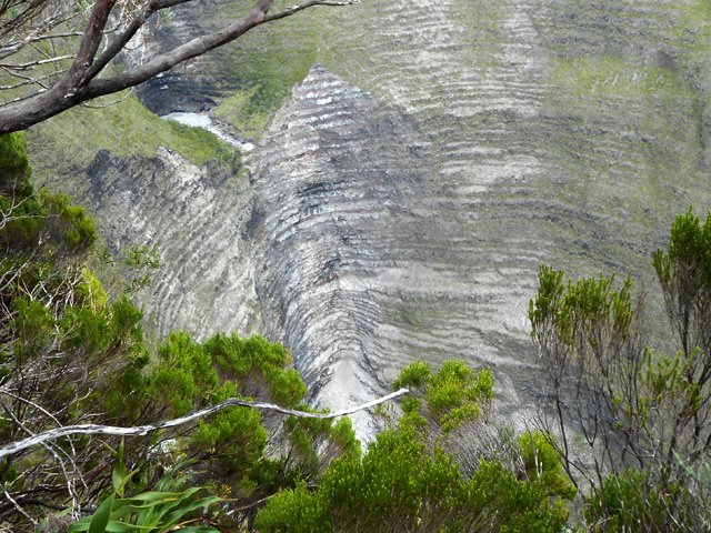 Le premier point de vue sur les strates volcaniques du cassé. Une couche par éruption