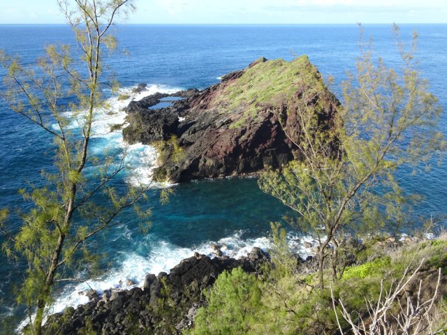 Rejoindre le Cap du Fil pour de meilleures vues sur l'îlot