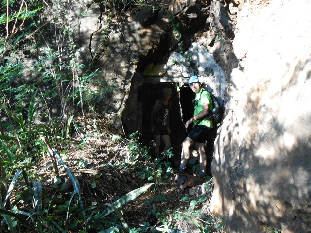 L'entrée du court tunnel. Lampe inutile