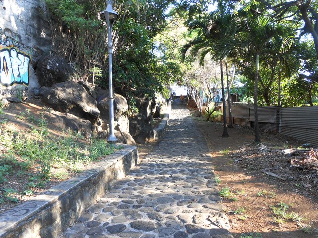 Le sentier pavé qui mène au radier