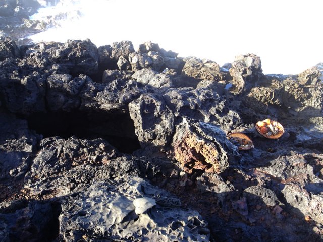 Une grotte profonde et ses offrandes de fruits