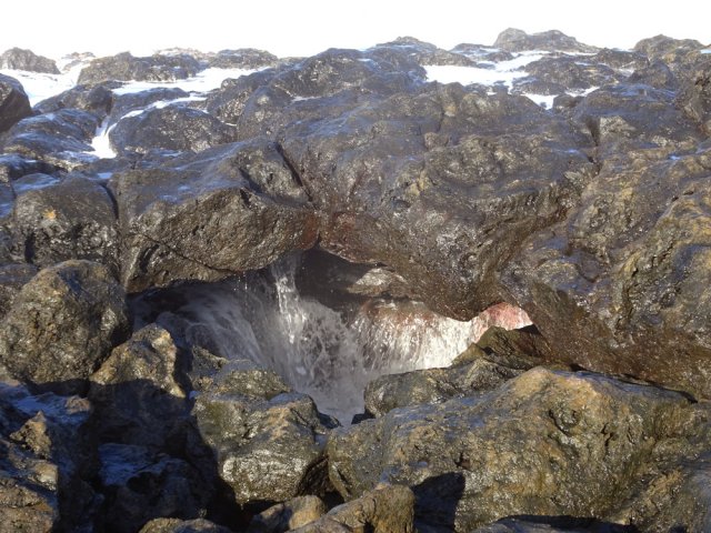 Cette arche reçoit beaucoup d'eau à chaque assaut des vagues