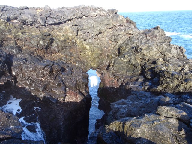 L'impressionnant gouffre-arche de l'Eglise Requins. Gare à la vague "scélérate" !