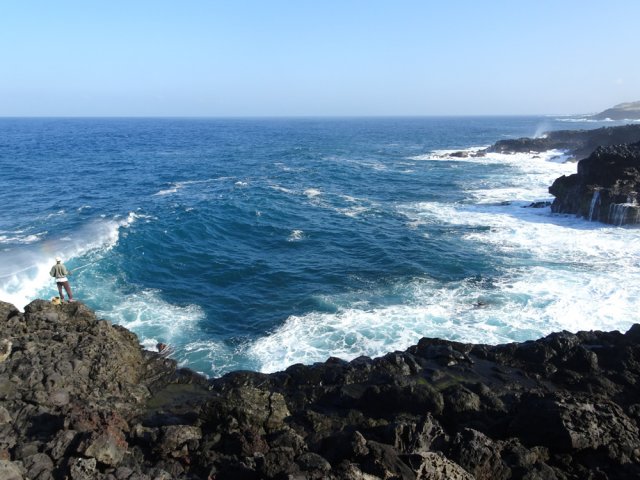 Près du gouffre, pêche au poisson de roche dans une mer démontée