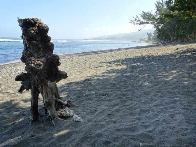 Une plage calme en face de la gendarmerie