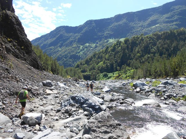 Plus de sentier visible mais cheminement très facile malgré les galets
