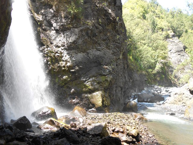 Une idée du large canyon à la Cascade des Demoiselles