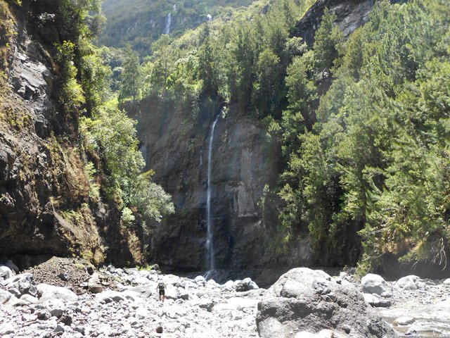 Plus loin, la haute et fine cascade venant des remparts
