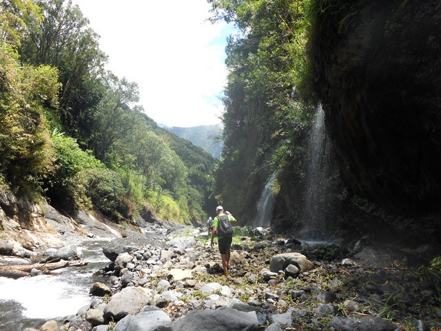 D'autres petites chutes jusqu'à la passerelle