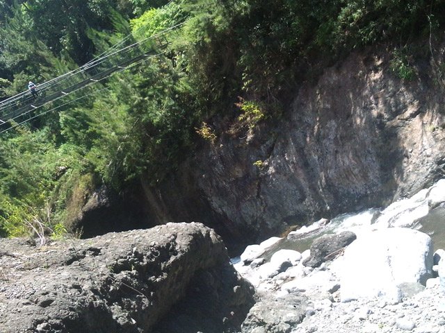 Petite balade sur la passerelle pour apprécier le chemin parcouru vers l'amont