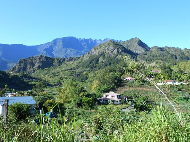 Le Piton Maillot qui cache le Piton d'Anchaing