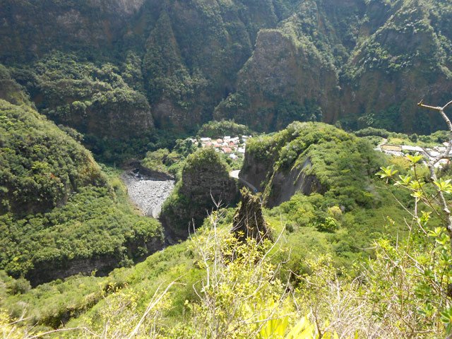 Le village du Petit Serré entouré de ses gorges