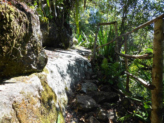 Passage protégé en début de montée