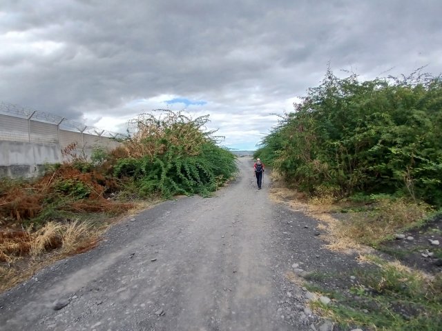 A partir du portail, le béton est remplacé par du petit caillou