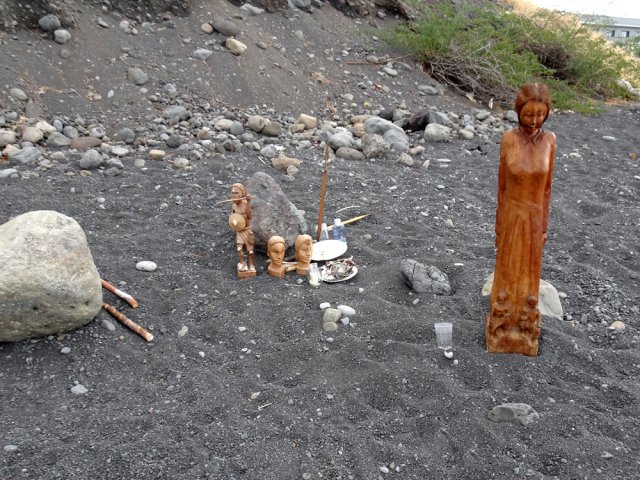 Un autel en plein air pour des prières ensablées